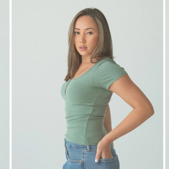 NWT Klassy Network Women's Jade Henley T-Shirt Brami Size Large - Picture 2 of 6